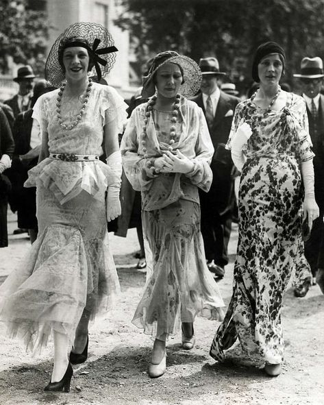 1930s new orleans fashion - Google Search Women In Dresses, 30’s Fashion, Vintage Foto's, 1930 Fashion, Fotografi Vintage, 30s Fashion, Elsa Schiaparelli, Three Women, Paris Vintage