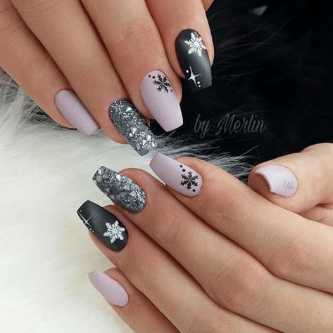 31 Looks: Christmas Nail Art Inspo ~ cherrycherrybeauty.com ~ Source: @merlin_nails / Instagram | #Xmas #NailDesigns | Snowflake Nails | Black & Silver Nails Lavender And Black Nails, Checkered Nails, Solid Color Nails, Matte Nails Design, Rose Gold Nails, Pretty Nail Designs, Pretty Nail Art Designs, Classic Nails, Sparkle Nails