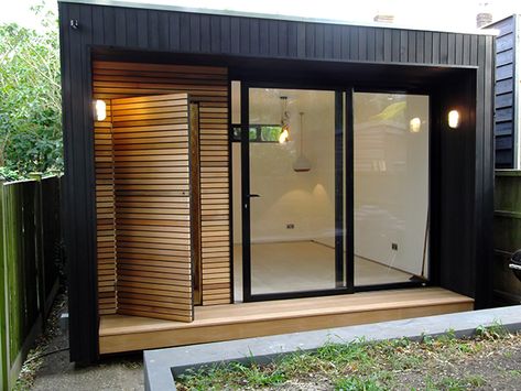 Black is the new Cedar | The Garden Room Guide Small Garden Office, Garden Office Shed, Contemporary Garden Rooms, Garden Home Office, Garden Cabins, Summer House Garden, Backyard Studio, Mini Houses, Cubby House