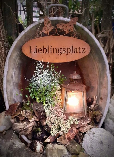 Du würdest gern dein Wohnzimmer für den Frühling klarmachenManchmal reicht es schon völligMöbel oder Pflanzen neu zu platzierenAber was passiertwenn du auch die neuesten Einrichtungsstile... Small Backyard Landscaping Ideas, Outdoor Deco, Garden Whimsy, Flower Pots Outdoor, Backyard Landscaping Ideas, Rock Garden Landscaping, Garden Deco, Have Inspiration, Garden Containers