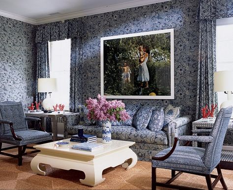 blue & white living room Aerin Lauder Home, Mark Hampton, East Hampton Houses, House In The Hamptons, Hamptons Home, Aerin Lauder, Hampton House, Alexa Hampton, Blue White Decor