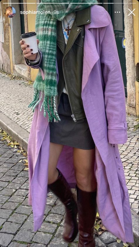 Lavender Trench Coat Outfit, Lisbon Outfit, Trench Coat Street Style, Trench Coat Outfit, Green Scarf, Coat Outfits, Style Ideas, Lisbon, Trench Coat