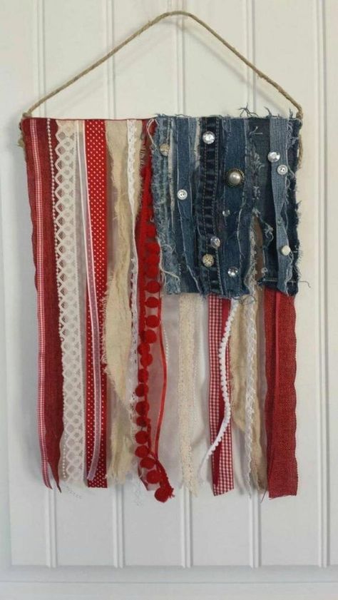 Diy Rustic Home Decor, Rag Flag, Film Decor, Ribbon Flag, Rustic Home Decor Ideas, Diy Home Decor For Apartments, Flag Diy, Rustic American Flag, Diy Rustic Home