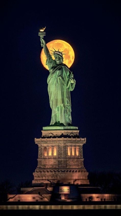 Liberty Wallpaper, تمثال الحرية, Beautiful Places In Usa, Live Wallpaper For Pc, New York Statue, Liberty New York, New York Wallpaper, Landmarks Art, The Statue Of Liberty