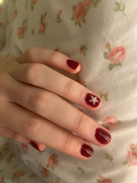 Nail Inspo Lana Del Rey, Short Nails Taylor Swift, Red Star Nails Short, Downtown Girl Nails Short, Red Nails Taylor Swift, Nails Taylor Swift Inspired, Short Coquette Nails, Skibity Toilet, Lana Del Rey Nails Inspiration