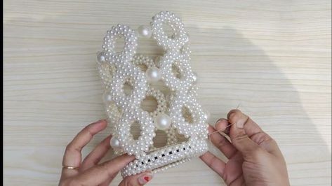 Pearl Bag Pattern, Handmade Flowers Tutorial, Pearl Purse, Hand Beaded Bag, Purse Collection, Diy Beaded Bracelets, Bead Weaving Tutorials, Diy Bag Designs, Pearls Earrings