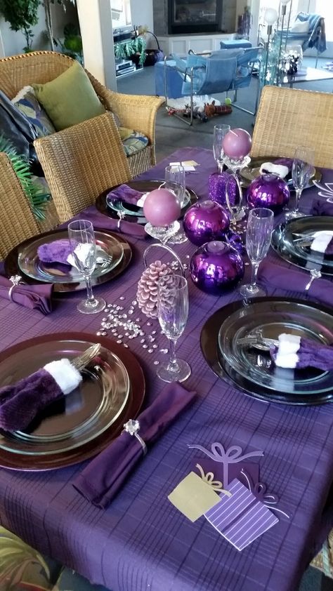 Christmas Decor Ideas Purple And Silver, Advent Table Decorations Place Settings, Purple Christmas Table Decorations, Purple And Silver Table Setting, Eggplant Furniture, Purple Table Settings, Christmas Dining Table Decorations, Pine Tree Candle, Purple Christmas Decorations