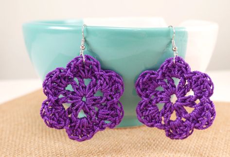 Patrón Gratis Pendientes Flor de Verano en Crochet Crochet Earrings Free Pattern, Crochet Flower Earrings, Medallion Earrings, Earrings Crochet, Purple Crochet, Crochet Earrings Pattern, Crochet Size, Cord Jewelry, Fabric Earrings