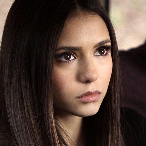 Katherine Pierce or Elena Gilbert ? Young Nina Dobrev, Elena Gilbert Makeup, Vampire Diaries Makeup, Nina Dobrev Hair, Nina Debrov, Elena Gilbert Style, Candice Accola, Vampire Diaries Stefan, Bonnie Bennett