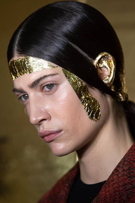 Runway Makeup Natural, Makeup Fall 2024, Fall/winter 2022-2023 Makeup Trends, Gold Makeup Looks Editorial, Runway Smokey Eye, Metallic Eyeshadow, Minimal Makeup, Image Model, Studded Nails