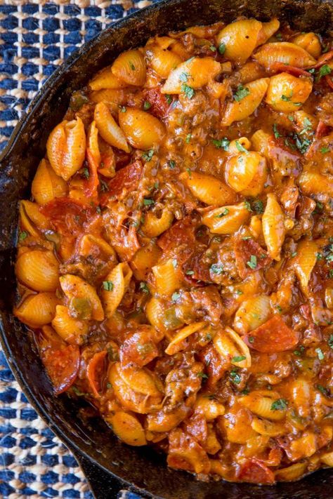 We love this Pepperoni Pizza Hamburger Helper, it's the perfect weeknight meal! Pizza Hamburger Helper, Mediterranean Chicken And Rice, One Pot Mediterranean, Easy Cheesy Pasta, Hamburger Helper Recipe, Pizza Hamburger, Comforting Casseroles, Beef Ideas, Hamburger Helper Recipes