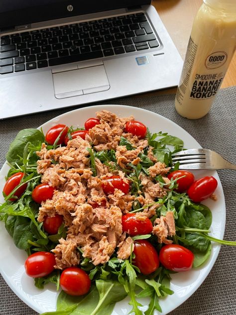 Healthy Lunch Pictures, Spinach Tuna Salad, Tuna And Tomato Salad, Tuna Salad Aesthetic, Glow Up Diet, Healthy Lunch Aesthetic, Cibo Aesthetic, Healty Lunches, Tuna Tomato