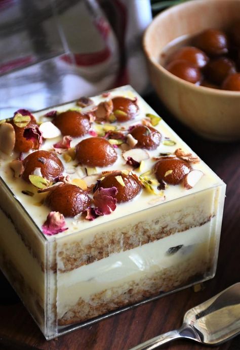 Gulab Jamun Trifle, Rakhi Sweets Ideas, Indian Cake Flavors, Gulab Jamun Tiramisu, Gulab Jamun Desserts, Gulag Jamun Cake, Indian Fusion Sweets, Indian Desserts Recipes, Desert Box Cake