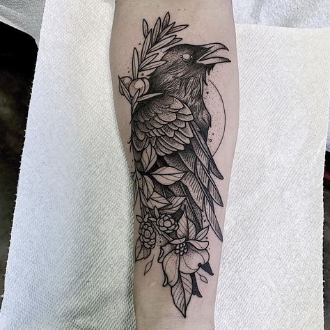 Raven Tattoo Feminine Arm, Colin Tattoo, Tattoos Feminine, Tattoos Fine Line, Tattoos Quote, Thigh Piece Tattoos, Tattoo Designs Small, Tattoos Colorful, Crow Tattoo Design