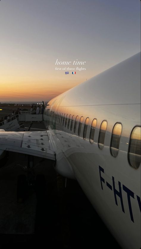 Travel Instagram Ideas, Travel Airplane, Airport Aesthetic, Travel Picture Ideas, Travel Captions, Travel Pictures Poses, Airport Travel, Creative Photography Techniques, Move Abroad