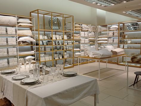 Store Design Boutique, Showroom Display, Linen Store, Retail Interior, Bedding Stores, Zara Home, Store Design, Home Interior Design, Showroom