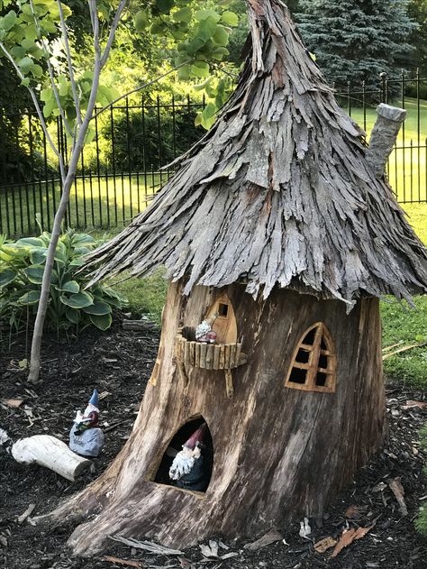 Gnome Tree House, Stump House Ideas, Tree Stump Gnome House Ideas, Knome Houses Tree Stump Diy, Gnome Houses From Tree Stumps, Gnome Village Ideas, Stump Gnome House, Knomes Garden, Gnome Tree Stump House