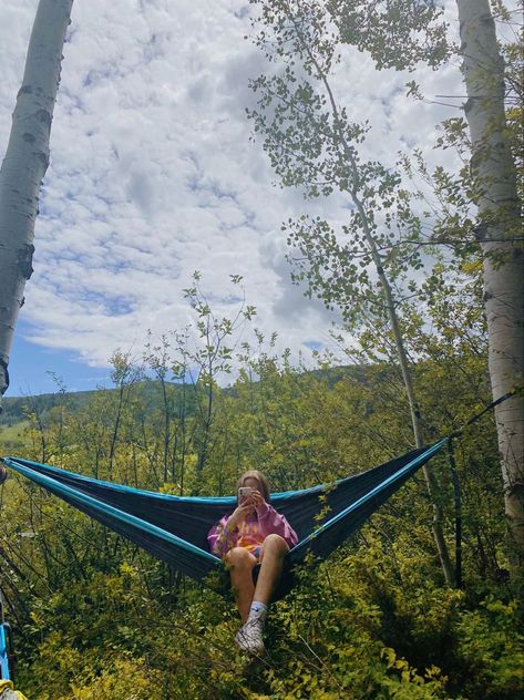 hammock picture Cute Hammock Pics, Camping Poses Photo Ideas, Hammock Instagram Pictures, Hammocking Aesthetic, Hammock Pics, Hammock Photoshoot, Camping Instagram Pictures, Hammock Hiking, Hammock Pictures