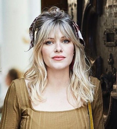 Bottleneck Bangs Blonde Hair, Bottle Neck Fringe Hair, Mid Length Blonde Hair With Bangs, 70s Bangs Fringes, Blonde Fringe Bangs, French Fringe Bangs, Blond Ideas, Fringe Styling, Mid Length Blonde Hair