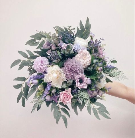 Bridal Bouquet Lavender, Lilac Bridesmaids, Wedding Bouquet Purple, Lilac Wedding Flowers, Prom Flowers Bouquet, Lavender Wedding Bouquet, Lavender Bridal Bouquet, Bouquet Lavender, Lilac Wedding Bouquet