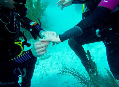 underwater proposal #proposal #scubadiving #underwaterproposal #scubadiving #scubacouple #creativeproposal Underwater Proposal, Creative Proposals, Underwater World, Scuba Diving