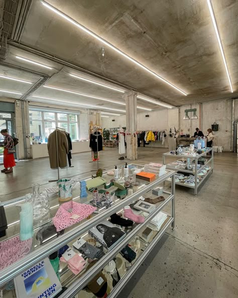 Acne Studios Store Design, Pop Up Interior Design, Rental Shop Design, Fashion Store Aesthetic, Concept Store Ideas, Retail Shop Design, Small Shop Interior, Vintage Store Ideas, Fashion Store Design