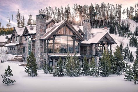 Breathtaking mountain modern home in Montana with inviting details Big Cabin Houses, Big Modern House, Locati Architects, Montana Living, Mountain Modern Home, Mountain Home Exterior, Soft Contemporary, Modern Mountain Home, Mountain Modern