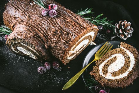 Bûche de Noël- Yule Log Cake Gingerbread Yule Log Cake, Gingerbread Roll Cake, Gingerbread Roll, Chocolate Yule Log Recipe, Favorite Christmas Desserts, Chocolate Yule Log, Yule Log Cake, Fluffy Cake, Log Cake