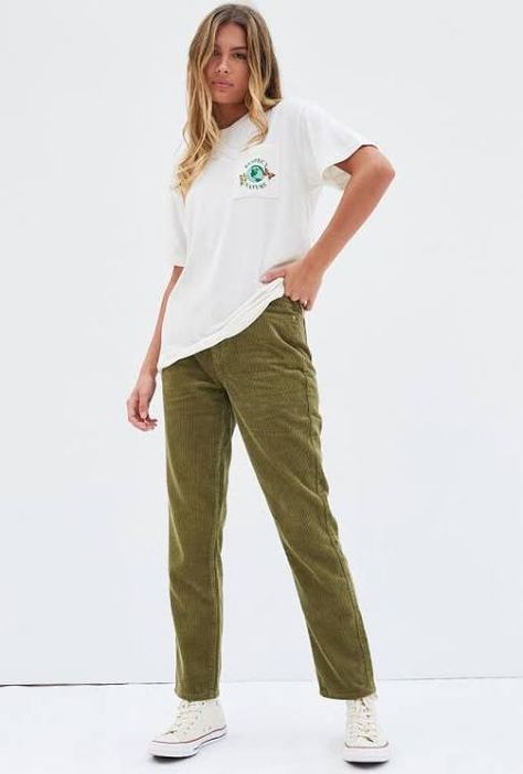 Green Mom Jeans Outfit, Green Courderoy Pants Outfits, Green Courderoy Pants, Courderoy Pants Outfits, Green Mom Jeans, Outfit Levis, Courderoy Pants, Corduroy Pants Outfit, Boots 2020