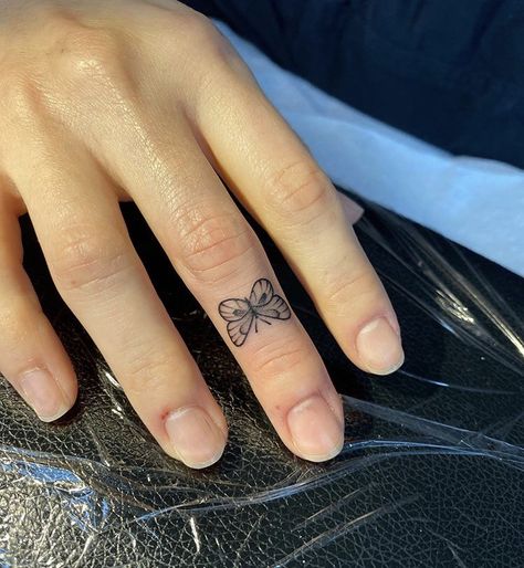 Finger Butterfly Tattoo, Cute Finger Tattoos For Women, Flower Finger Tattoo, Butterfly Finger Tattoo, Finger Butterfly, Fingers Tattoos, Small Butterfly Tattoos, Flower Finger Tattoos, Finger Tattoo Ideas