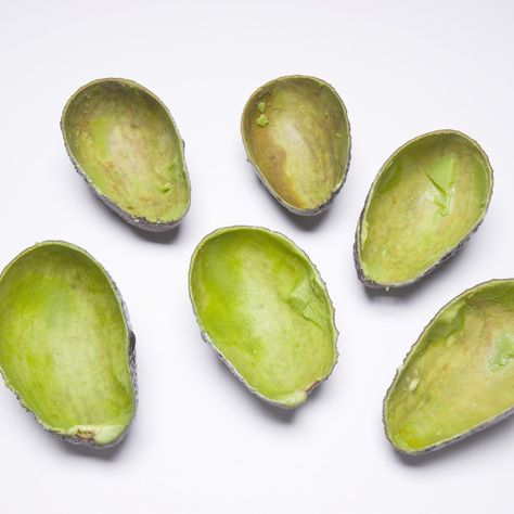 Use Those Avocado Skins http://www.womenshealthmag.com/beauty/avocado-beauty-benefits/slide/3 Avocado Beauty, Night Beauty Routine, Avocado Mask, Diy Beauty Treatments, Skin Growths, Dry Skin Patches, Fresh Skin, Happy Skin, Beach Beauty