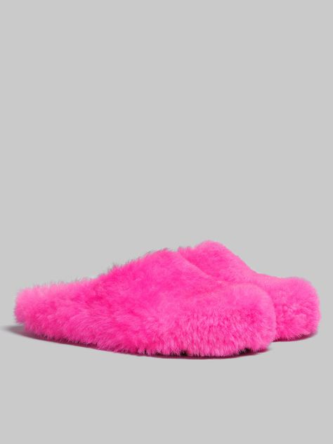 BRIGHT PINK SHEARLING FUSSBETT SABOT Fur Mules, Pink Mules, Pretty Sneakers, Pretty Sandals, Trendy Shoes Sneakers, 14th Birthday, Fancy Shoes, Girly Shoes, Slippers Cozy