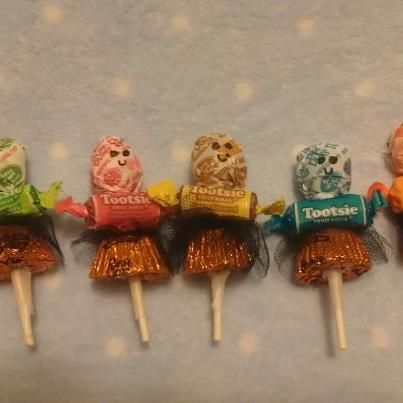 Dance-sicles, I made these for my daughter's dance class to be a cute halloween treat. Ballet Bouquet, Cute Halloween Treats, Dance Team Gifts, Dance Crafts, Dance Recital Gifts, Dance Camp, Dancer Gift, Monthly Crafts, Ballerina Party