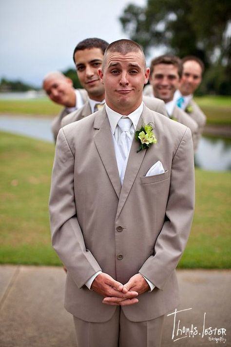 Poses For Groom, Goofy Wedding, Groomsmen Wedding Photos, Groomsmen Pictures, Groomsmen Photography, Groomsmen Poses, Groomsmen Photos, Funny Wedding Photos, Wedding Photo Ideas