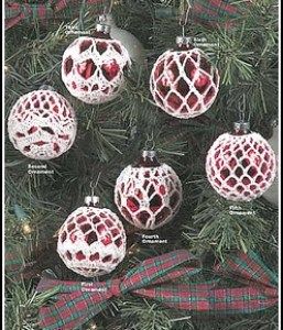 10 of My Favorite FREE Holiday Crochet Patterns - Pattern Paradise Crochet Christmas Ornaments Free Pattern, Holiday Crochet Patterns, Crochet Christmas Ornaments Free, Crochet Ornament Patterns, Christmas Crochet Patterns Free, Crochet Ball, Crochet Xmas, Vintage Crochet Pattern, Crochet Ornaments