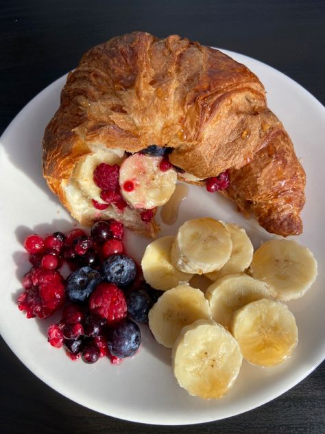 Healthy Breakfast Croissant, Healthy Croissant Breakfast, Croissant Breakfast Ideas, Lent Food, Breakfast Croissants, Breakfast Croissant, Food Platter, Lent Recipes, Bakery Foods