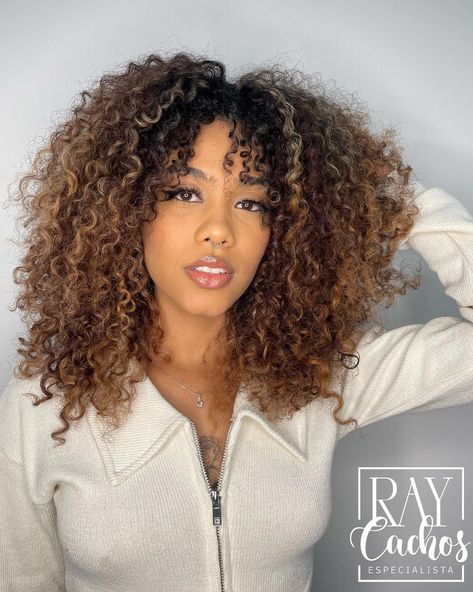 50 Natural Curly Hairstyles & Curly Hair Ideas to Try in 2022 - Hair Adviser Dark Roots Curly Hair, Long Natural Curls, Natural Curly Hairstyles, Root Smudge, Curly Hair Ideas, Haircut Curly Hair, Beach Curls, Hair 2022, Romantic Curls