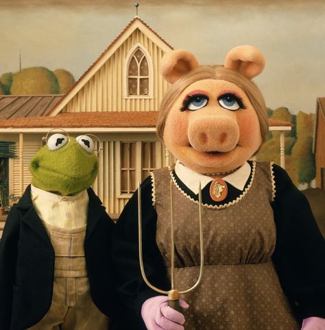 American Gothic Painting, American Gothic Parody, Grant Wood American Gothic, Doug Funnie, Front Of A House, Animal Muppet, Kermit And Miss Piggy, Grant Wood, Fraggle Rock