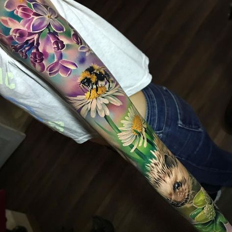 Colorful and vivid nature piece, covering the whole of her arm, with pretty flowers and animals including a hedgehog and a bee. Fairy Sleeve Tattoo, Lilac Tattoo, Nature Tattoo Sleeve, Garden Tattoos, Girls With Sleeve Tattoos, Cat Tattoos, Floral Tattoo Sleeve, Tattoos Geometric, Geniale Tattoos