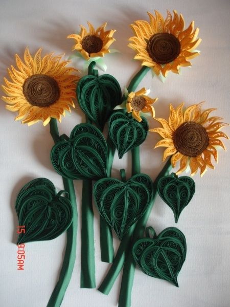 By Ruvini De Silva Via Pinmarklet Sunflower Leaves, Neli Quilling, Arte Quilling, Paper Filigree, Paper Sunflowers, Origami And Quilling, Quilled Flowers, Make Paper Flowers, Quilling Work