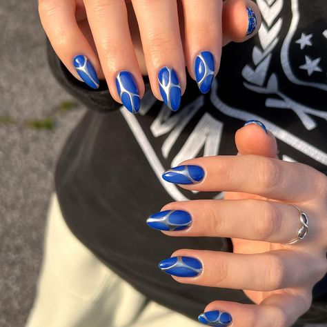 natural nails and electric blue💙⛓️ • • • #nails #nailart #chromenails #aura #auranails #chrome #silver #naildesign #naildesigns #electric Dark Blue Chrome Nails Designs, Electric Blue Chrome Nails, Blue Lightning Nails, Blue Electric Nails, Blue Nails Outfit, Blue Chrome Acrylic Nails, Dark Blue And Black Nails, Silver Design Nails, Nails Electric Blue