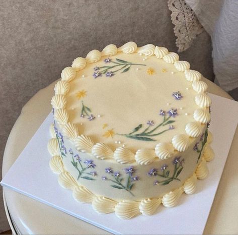 Simple Pretty Cakes Birthday, Simple Cakes, Vintage Birthday Cakes, Desserts Cake, Pastel Cakes, Recipe Cake, Simple Cake Designs, Birthday Treat, Mini Cakes Birthday