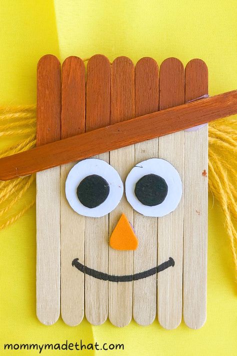 Popsicle Stick Scarecrow Craft. A cute fall craft for kids. Popsicle Sticks Halloween Crafts, Popsicle Stick Crafts For Kids, Scarecrow Crafts, Easy Thanksgiving Crafts, Fun Fall Crafts, Popsicle Crafts, Fall Arts And Crafts, Adornos Halloween, Thanksgiving Crafts For Kids