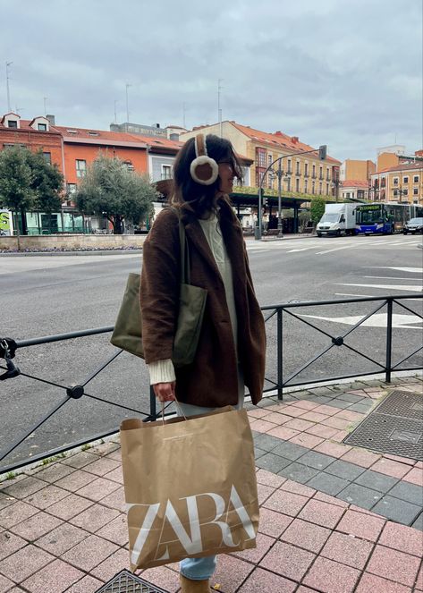 #zara #outfits #uggs #earmuffs #shopping #fashion Ugh Earmuffs Outfit, Ugg Earmuffs Outfit, Earmuffs Outfit, Outfits Uggs, Ugg Earmuffs, Earmuffs, Fit Check, Cold Weather, Zara