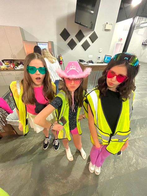 Halloween Costumes For 3 Preppy, Prepy Gifts, Preppy Trio Pfp, Preppy Halloween Costume 1 Person, Crossing Guard Costume Preppy, Preppy Summer Birthday Party, Preppy Trio Halloween Costumes, Halloween Costumes Inspo Aesthetic, 2 People Halloween Costumes Bff Matching