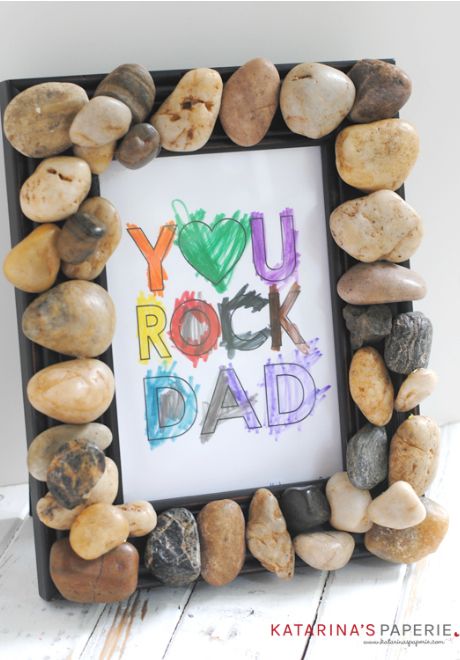 A great gift idea for Father’s day would be something that the kids have made for themselves. This selection of nine awesome Father’s day crafts for kids will provide plenty of inspiration and there is something for everyone regardless of age. The kids will have fun preparing these homemade gifts and dad will be super impressed with the results. Takken Decor, Father's Day Activities, Cadeau Parents, Diy Father's Day Gifts, Daycare Crafts, Father's Day Diy, Fathers Day Crafts, Mothers Day Crafts, Good Good Father