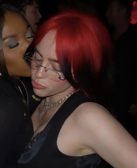 Billie Eilish Grammy After Party, Red Billie Eilish Wallpaper, Billie Pictures, Red Roots Hair, Grammys After Party, Red Roots, Billie Eillish, Wifey Material, Roots Hair