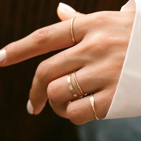 How To Wear Rings On Both Hands, Ring Styling, Rings Vintage Boho, Boyfriend Look, Gold Minimalist Jewelry, Gold Schmuck, Bold Rings, Golden Ring, Ring Hand