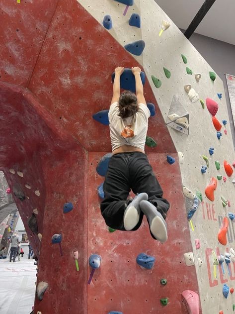 Aesthetic Rock Climbing, Climber Girl Aesthetic, Indoor Rock Climbing Aesthetic, Boulder Aesthetic, Bouldering Outfit, Bouldering Aesthetic, Rock Climbing Tips, Bouldering Women, Climbing Couple