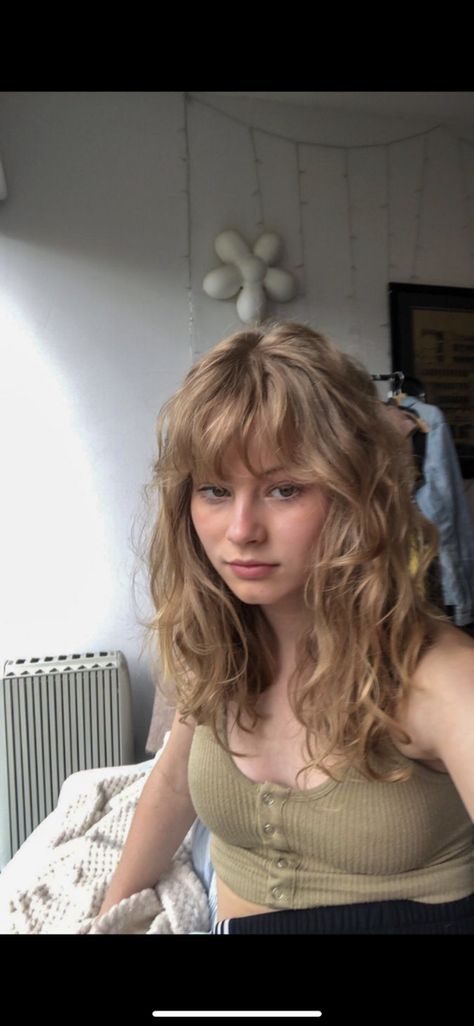 Full Fringe Wavy Hair, Messy 70s Hair, 60s Wavy Hair, Mid Length Bangs Hairstyles, Layered 70s Hair, Medium Shag Hairstyles With Bangs, Frizzy Hair Bangs, Wavy Layers With Bangs, Wavy Wispy Bangs